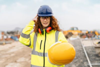 Femme portant des équipements de sécurité pour chantier.